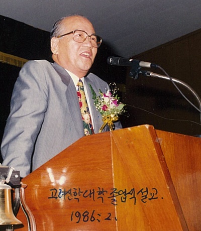 부산 고신대학교 졸업식에서 설교하는 류윤욱 목사