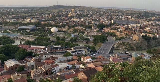 코카서스 조지아의 수도인 트빌리시 전경. 저 멀리 사메바 교회, 즉 삼위일체 교회가 보인다