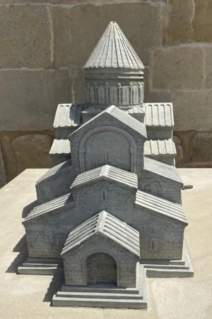 므츠헤타에 있는 스베티츠코벨리 교회의 모형. 교회당으로 들어가는 입구에 있다. 므츠헤타는 역사적으로 종교적으로 조지아의 중심지 역할을 오랜동안 감당해 왔다