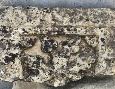 조지아가 동서양의 교차로에 위치했기 때문에 다양한 이민족들의 침략을 받아왔다. 이 훼손된 십자가 돌판이 그런 고통의 시절을 말해주는 듯 하다. 동굴마을인 우플리츠케 박물관 소장