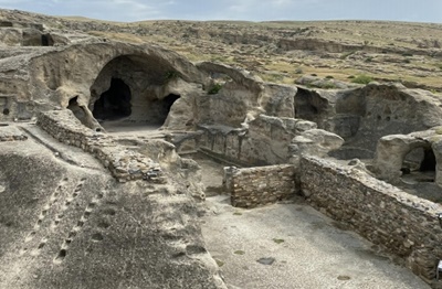 동굴마을인 우플리츠케는 원랜 이교신당이었으나 조지아가 기독교화 된 이후에는 침략자들을 피하는 은신처 역할 등 다양한 용도로 사용되어 왔다
