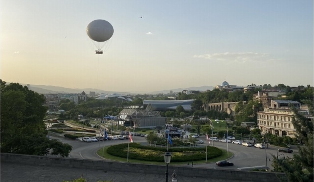 메테히 교회에서 바라본 트빌리시 구시가의 고풍스러움과 현대적인 조화