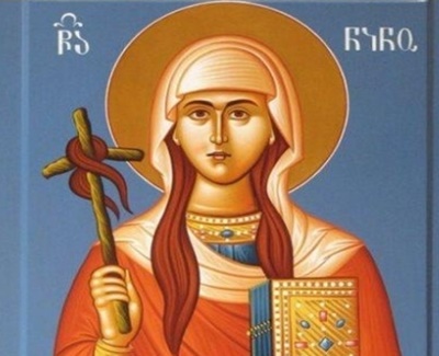 니노(Nino)라는 여성의 전도로 조지아는 기독교를 국교로 선포하였다. 조지아는 여성 조명자를 통해 기독교 국가가 된 세계 최초의 국가이다. 니노가 들고 있는 포도나무 십자가가 조지아 교회의 상징이다