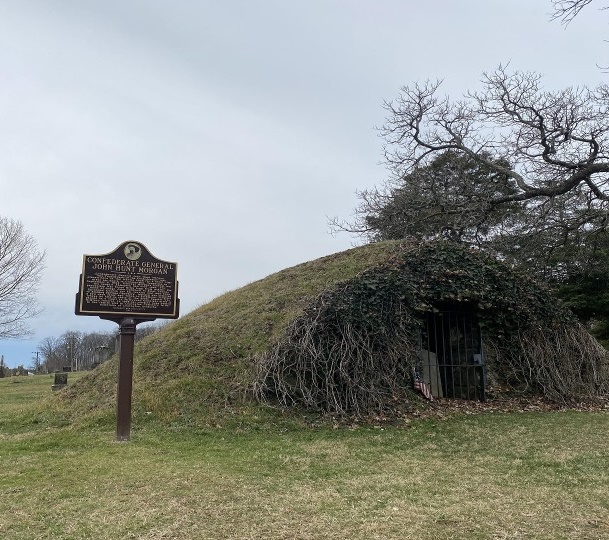▲ 신킹 스프링 장로교회가 설립된 이후 교회와 성도들 또한 역사의 흐름 속에서 다양한 경험들을 공유하였다. 개척자들인 장로교인들은 미국 독립전쟁, 1812년 전쟁, 남북전쟁 등을 거치면서 수많은 사람들이 다양한 요인으로 인하여 교회 묘지에 안장되었다. 그들 중에는 주지사, 남부군 장성과 장교들, 그리고 무명의 애국자들까지 각계각층의 사람들을 망라하였다