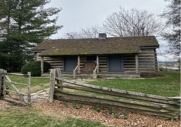 ▲ 신킹 스프링 장로교회의 초대 목사였던 찰스 커밍스 목사가 살았던 목사관이 현재의 교회 묘지 자리로 옮겨졌다