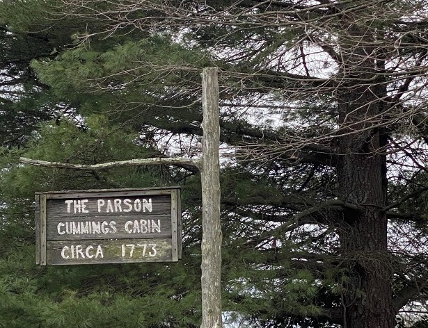 ▲ 1773년 경으로 추정되는 목사관이 교회 묘지에 자리하고 있다는 이정표