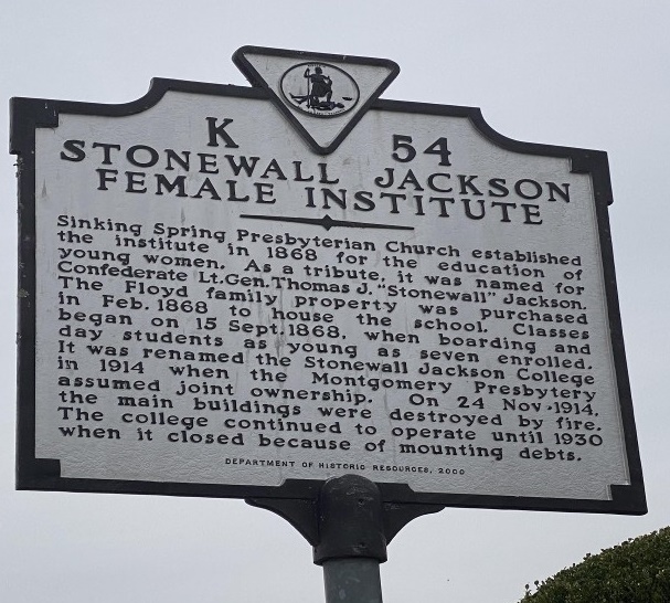 ▲ 19세기 들어 여성 교육 운동이 강하게 전개되면서 아빙돈 지역에도 여학생들을  위한 교육기관이 교회의 주도로 설립되었다. 20세기 초까지 지역의 여학생들의 교육에 지대한 공헌을 했던 이 학교는 대공황의 고비를 넘지 못하고 막대한 빚더미에 올랐다. 이 학교는 폐교의 위기에서 브리스톨에 위치한 킹 대학교(King University)에 병합되어 오늘에 이르고 있다