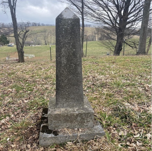 ▲ 데이비스 선교사의 부친인 아르키메데스 장로의 비석만이 온전히 보존되어 있다. 데이비스 가문의 공동묘지에는 아빙돈에 정착했던 조상들로부터 많은 수의 집안 사람들이 매장되어 있으나, 제대로 관리가 되지 않아 현재는 누구의 비석인지도 모를 정도로 방치되어 있다