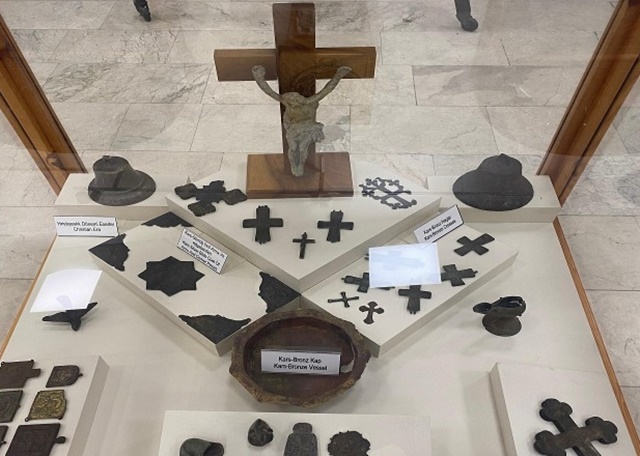 ▲ 카스 박물관에 모아진 십자가 장식들과 기타 문양들