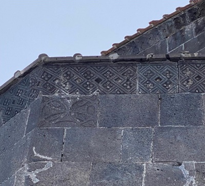 ▲ 카스 대교회는 현재 이슬람 사원으로 사용되고 있으나, 외관상 아르메니아 교회의 모습을 그대로 간지하고 있으며 외곽 곳곳에 아르메니아 문양과 십자가들(카치카스)이 적지않게 남아 있다