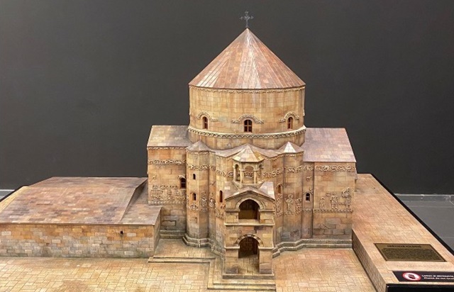 ▲ 반 박물관에서 우라투 문명을 전시한 중간중간에 아르메니아 교회 관련 전시물들을 놓음으로 우라투 왕국과 아르메니아가 동일선상에 있음을 인정하고 있다. 위의 모형은 반 호수에서 가장 아름다운 악다마르 섬에 위치한 교회다