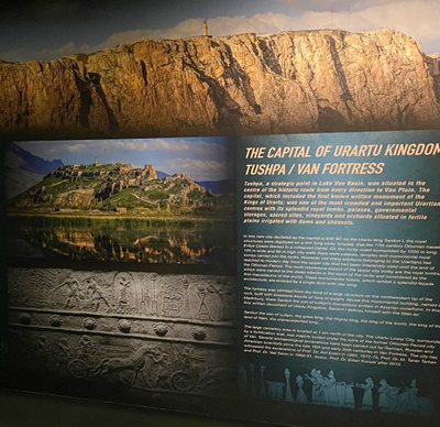▲ 반 박물관 겸 우라투 왕국 박물관에 전시된 반 성채에 대한 설명이다. 투쉬파로 불리던 반 성채는 우라투 왕국의 찬란한 영광과 함께 1915년 아르메니아 대학살의 아픔도 고스란히 간직하고 있다