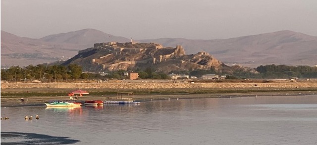 ▲ 수많은 이야기들을 품고 있는 반 호수에서 바라본 반 성채의 모습이다