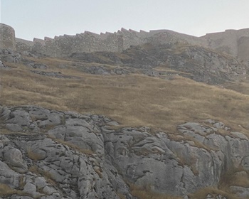 ▲ 자연적으로 형성된 바위산 꼭대기에 반 성채가 건설되어 유구한 역사를 생생하게 증거하고 있다