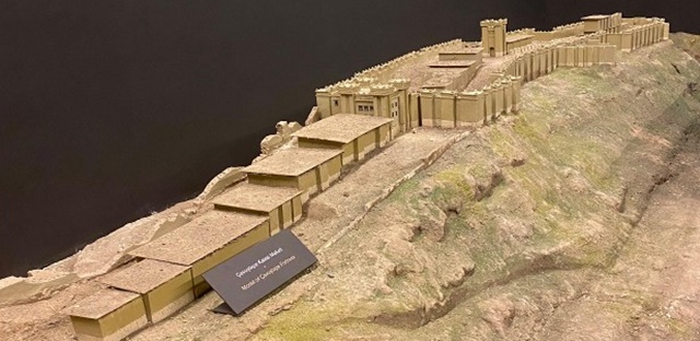 ▲ 고대 우라투왕국은 반 성채와 같은 구도로 바위산에 성을 축조하고 그 주변으로 도시가 형성되었다. 반 박물관에 전시된 이 모형은 그 한 예이다