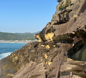 오니가조의 기암괴석이 경이롭다. 터키의 카파도기아와 바나도키아를 연상시킨다. 