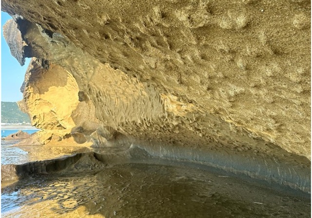 오니가조의 전형적인 모습으로 풍화작용과 파도에 의해 다듬어졌다 