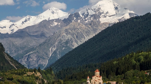 ▲ 조지아의 코카서스 산맥은 유럽의 최고봉들을 거느리고 있으며 유구한 교회의 역사를 간직하고 있어 영감이 넘치며 신령스럽다. 노아의 아들 야벳의 직계들이 이 산맥을  넘나들며 지경을 넓혀갔다
