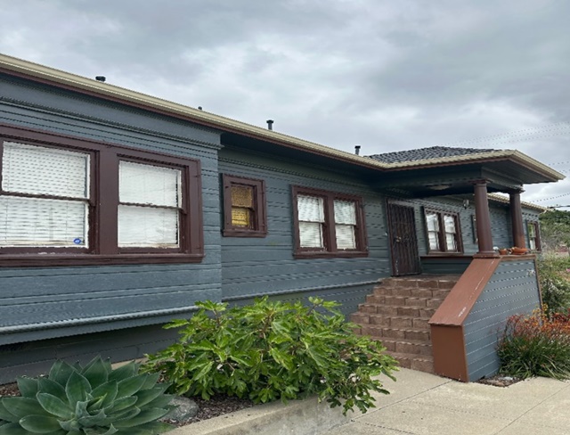 ▲ 이스트 오클랜드에 있는 드류 선교사의 옛 셋집이 깜끔하게 단장되어 있다. 그래도 너무 오래된 집이라 구석구석에 흔적이 남아 있다. 이 집은 세 개의 번지들을 가지고 있어서, 각 번지별로 총 세 가족이 여기에 살았다. 이 말은 생활 공간이 협소했다는 것을 의미하며, 드류 선교사의 집에는 항상 한국 사람들로 북적였기 때문에 복잡하였다. 한국 사람치고 드류 선교사의 집을 거쳐가지 않은 사람이 없을 정도였다. 