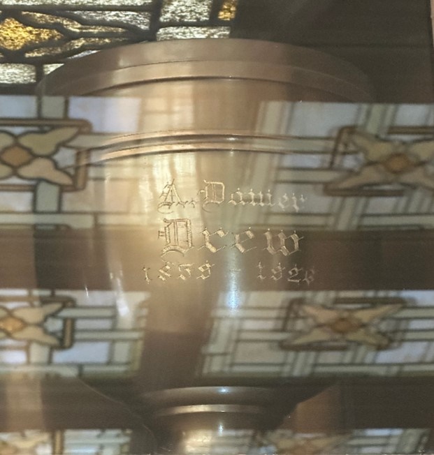 ▲ 드류 선교사의 헌신과 열정적인 삶에 대한 연구가 이 추모관을 찾게 되면서 마지막 퍼즐이 맞춰졌다. 드류 부부는 자녀들에게 부담을 주지 않으려고 화장하라는 유언을 남겼다. 당시에는 기독교인들에게 화장이 익숙하지 않을 때인데도 불구하고, 드류 선교사 부부는 일관된 삶의 모습 그대로 마지막까지 검소하며 소박하게 타인을 배려하는 삶으로 수를 놓았다. 그는 한국인들을 위해서 인생의 전부를 아낌없이 주었고, 먼지가 되어서라도 한국땅으로 가고자 했다.  