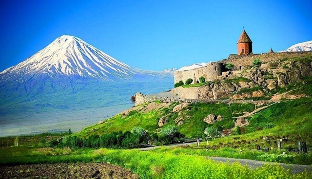 ▲ 아르메니아 코르 비랍에서 본 아라랏산, 여기서 조명자 그레고리가 13년 동안 구금되었음