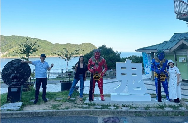 ▲ ‘최은수 교수의 오니가조 역사문화 순례길’은 동쪽 입구에서 출발한다. 주차장과 각종 시설 등이 갖춰져 있어서 순례자들에게 편의를 제공한다. 오니가조가 도깨비 성이라는 뜻이기 때문에 순례가 시작되는 지점에 도깨비의 입과 두 도깨비 조형물이 위치하여 포토존 역할을 한다.