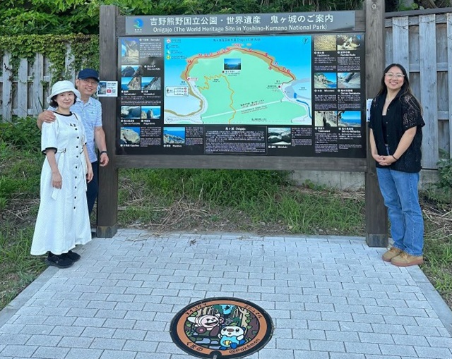 ▲ 유네스코 세계 문화 유산으로 등재된 오니가조는 바다와 맞닿은 절벽을 따라 기암괴석이 순례자들을 맞는다. 오니가조의 중요 지점들이 표기된 지도가 순례자들을 안내한다.