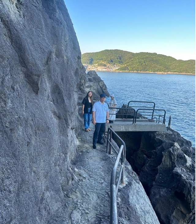 ▲ 깍아지는 절벽 아래로 가느다랗고 길게 놓여진 순례길이 아슬아슬하다.