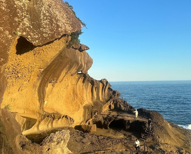 ▲ 산 정상에서부터 흐르는 물줄기가 이 지점에서 작은 폭포를 이룬다.