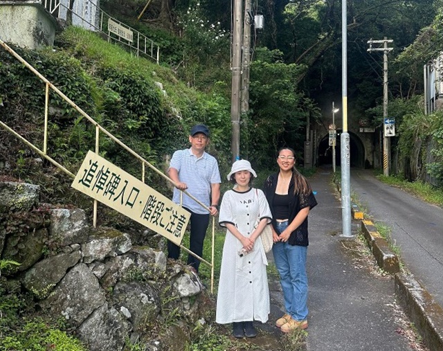 ▲ 오니가조의 해안가 바위들을 지나면 졍겨운 오솔길이 순례자들의 감성을 자극한다. 그 길의 끝자락에 1926년 1월 3일에 군, 관, 민으로 구성된 주변의 일본인들에 의해 무참히 학상당한 이기윤, 배상도 씨의 희생을 기리는 작은 추모 동산에 다다른다.