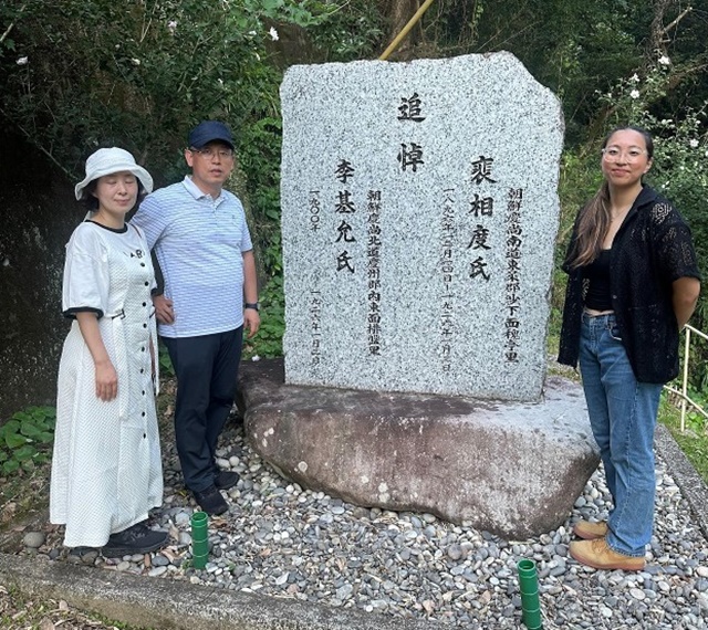 ▲ 당시 25세로 가정을 꾸리고 있었던 이기윤 씨와 29세의 배상도 씨를 기리는 추모비 앞에서 마음을 모은다. 경주 출신인 이기윤 씨나 부산 출신인 배상도 씨 모두 구한말에 선교사들이 전한 복음을 접했을 가능성은 얼마든지 있다.