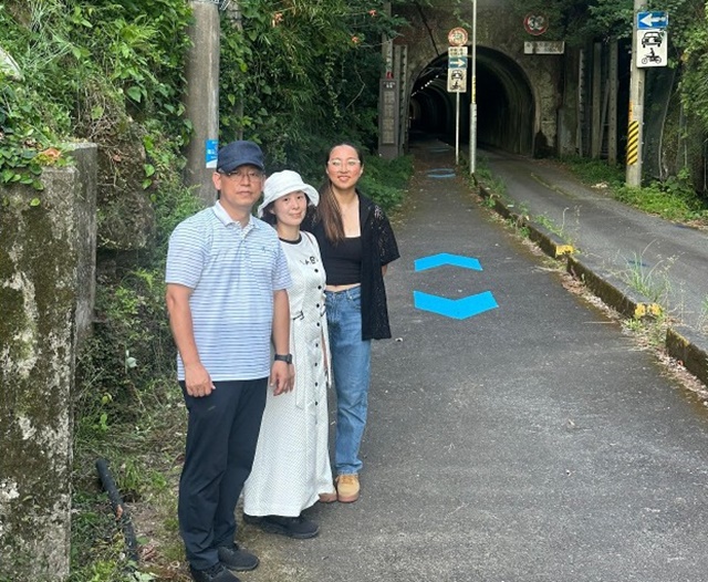 ▲ 조선인 노동자들의 피와 땀과 눈물로 만들어진 기노모또 터널 앞에서 그들의 희생을 생각한다. 터널 안을 걸으면서 장승희 선교사가 부른 ‘우리 다시 만날 때까지’가 오랫동안 깊은 울림으로 남았다. 영문학을 전공한 최수아 선생은 ‘영문학에서 터널은 삶과 죽음으로 연결된 의미로 묘사된다’고 하면서 기노모토 터널의 의미에 인문학적 색채를 가미했다.