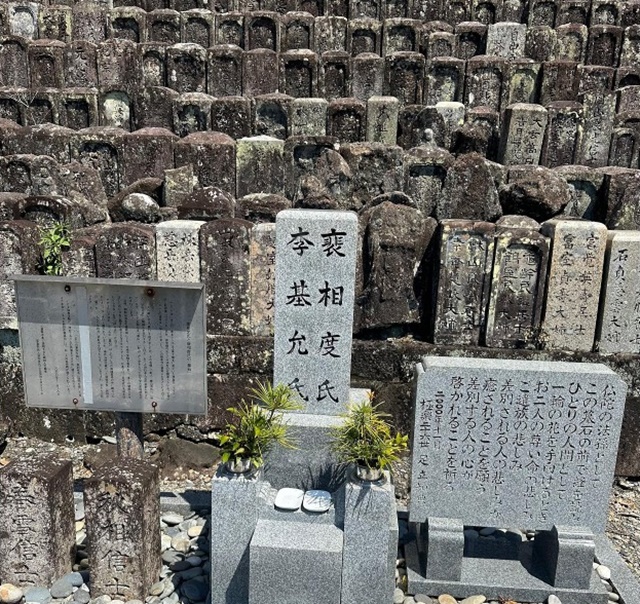 ▲ 고쿠라쿠지에 학살 당한 조선인 노동자 이기윤 씨와 배상도 씨의 무덤과 묘비가 있다. ‘차별’이라는 말이 가슴 깊이 다가오며 그들이 당했던 차별을 생각하니 아프다. 이 묘비가 2000년에 조성되었으니 23년의 역사를 지닌다. 과연 한국인들 가운데 몇 명이나 이곳을 알고 찾아와서 기억했을지 참으로 궁금하다. 영광스러운 역사든, 치욕스런 역사든 후대가 기억하지 않으면 그 역사는 죽어버린다. 삶과 생명을 원한다면, 사생결단하고 기억해야 한다.