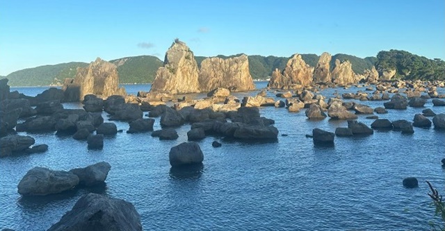 ▲ 혼슈의 땅끝마을, 구시모토에 있는 하쉬구이 이와(바위)들이 바다 가운데 질서정연하게 늘어져 있다