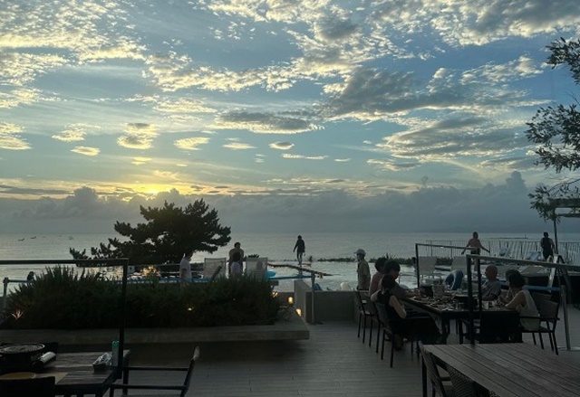 ▲ 쉬라하마에 있는 키 테라스 호텔 수영장에서 바라본 석양