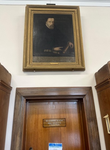 ▲ 16세기 종교개혁 이전에 성경을 번역했던 틴데일 사진과 성서공회 고문서 보관소 입구