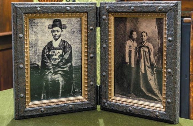 이채연 서리공사(좌측), 이채연의 부인 배 선 여사(두 명 중 오른쪽)