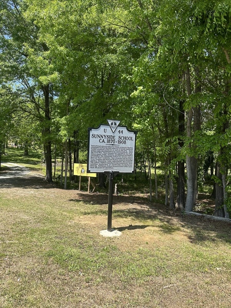 최근에 세워진 서니사이드 여학교 표지판