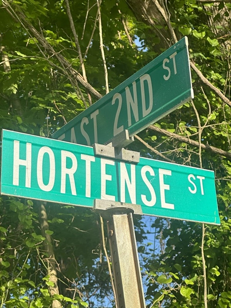 호르텐스 스트리트와 호르텐스 애베뉴가 그녀의 업적을 기리고 있다.