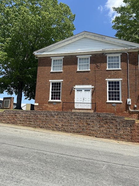 호르텐스 스트리트와 호르텐스 애베뉴가 그녀의 업적을 기리고 있다.