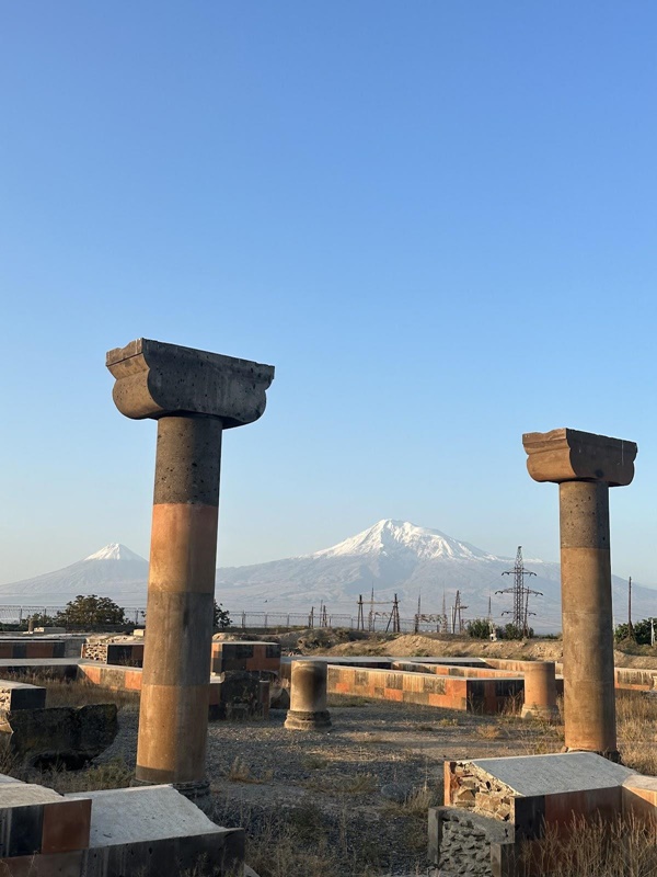 아르메니아가 주후 301년 세계 최초의 기독교 국가가 된 후, 드빈은 실크로드의 천년고도이자, 인구 10만이 거주하는 신앙적 상업도시로 번창하였다.