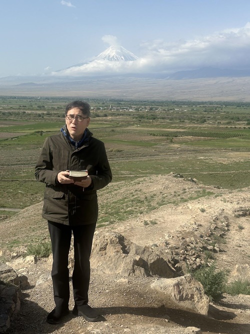 역사적 에덴동산을 아우르는 아라랏 산들을 바라보며 설교하는 이정현 목사. 예장 대신 교단의 증경총회장이자 목회대학원 이사장이다.