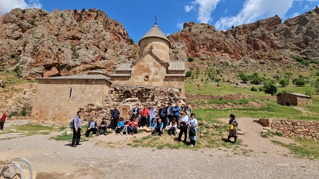 주변이 온통 빨간색 바위로 둘러싸여 주님의 보혈이 흐르는 모습을 하고 있는 노라방크 수도원교회. 노라방크의 동굴 기도처에서 감동적인 기도회를 가졌다.