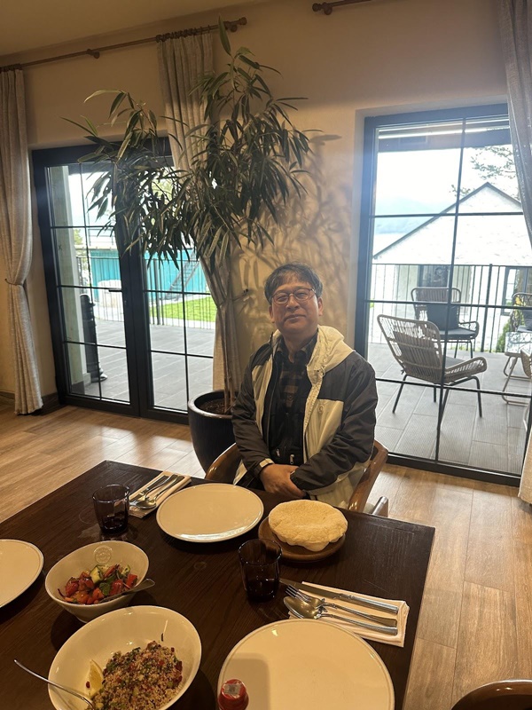 주변이 온통 빨간색 바위로 둘러싸여 주님의 보혈이 흐르는 모습을 하고 있는 노라방크 수도원교회. 노라방크의 동굴 기도처에서 감동적인 기도회를 가졌다.