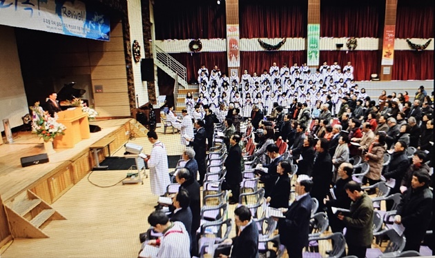 분리된 경향교회 측의 신년 첫주일예배(카스 강당, 2014.1.5.)