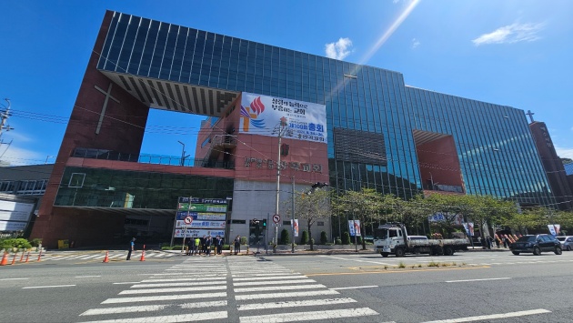 세습금지법 삭제를 압도적으로 부결한 109회 총회가 열렸던 양곡교회 전경(사진= 박무종)