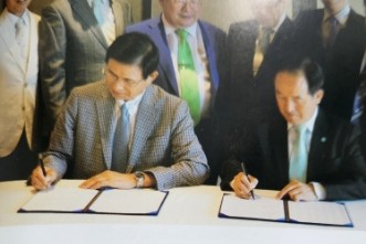      고려 고신 통합합의문에 서명하고 있다(2015. 8. 5.)