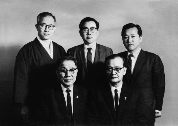 앞줄 송상석 목사(좌)와 한상동 목사(우)