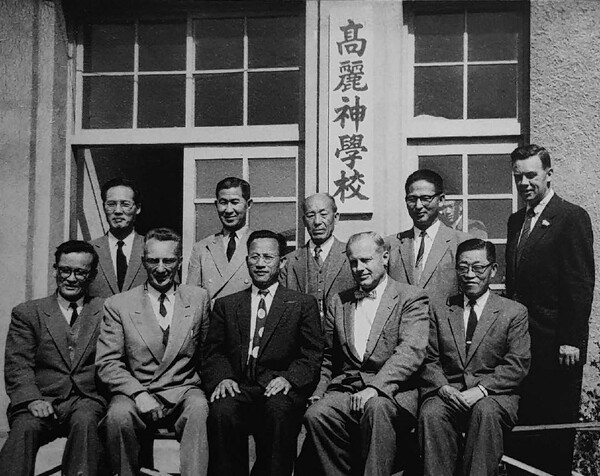 앞줄 한상동 목사(좌)와 박윤선 목사(중앙)