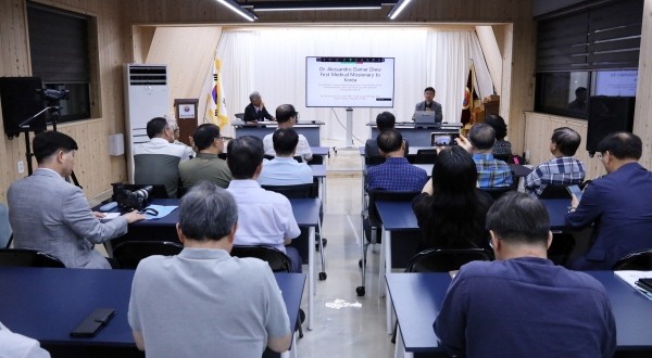 지난 7월 군산시의사회관에서 드류(유대모, 의사) 선교사를 추모하고 기념하는 세미나에서 최은수 교수가 발표하고 있다. (출처=군산신문) 